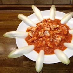 Blomkål med en lækker sauce af rød peber, stængler af selleri, avocado, blodappelsiner og citronsaft, garneret med chicories