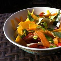 Vårsalat, butternut, radise, gulerod, squash med avocado og tomat sauce