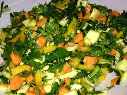 Grødet og sprøde salat med squash, gulerødder, spinat, gul peber, avocado og citronsaft