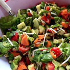 Salat af grøn salat, gulerødder, rød peber, cocktail tomater, gulerødder, spirede mung bønner, squash, avocado og citronsaft. Grødet og sprøde! Jeg elsker det! ❤