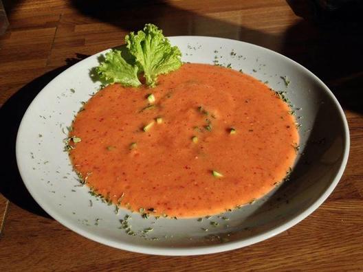 Tomat - nektarin suppe med nogle stykker af zucchini. Yummy. ❤️