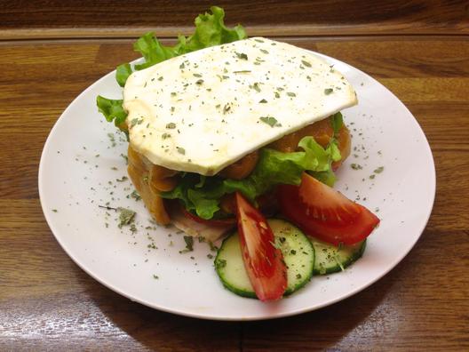 Knoldselleri - sandwich med grøntsager og persimmon - sauce