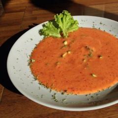 Tomat - nektarin suppe med nogle stykker af zucchini. Yummy. ❤️