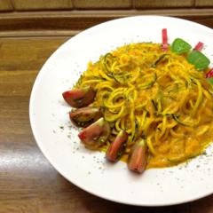 Zucchini-nudler med mango-peber - sovs