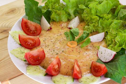 Ananas - blomme - mango - creme på krøllet salat