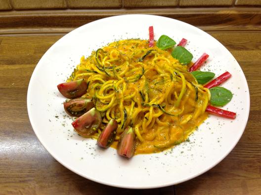 Zucchini-nudler med mango-peber - sovs
