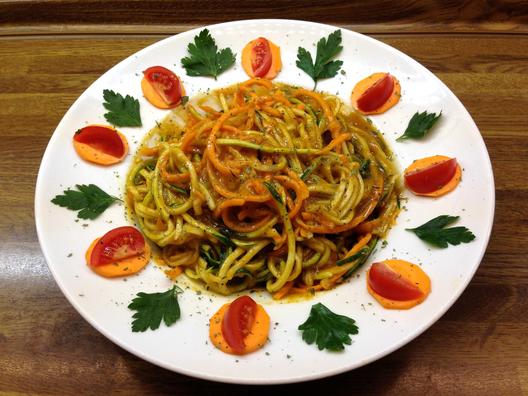 Zucchini - gulerod - "pasta" med mango - persille - sovs