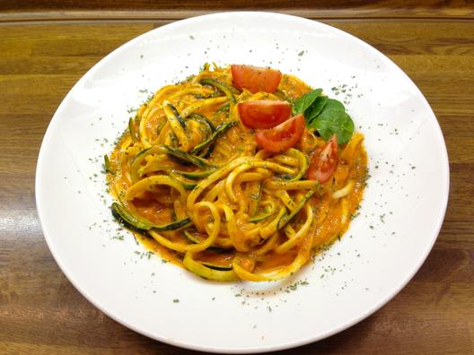 Zucchini "pasta" med mango - orange - sauce