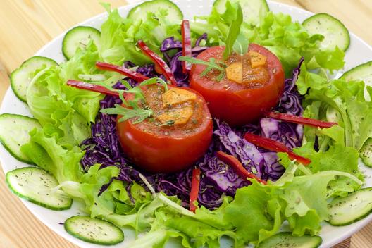 Kiwi - peberfrugter - fyldte tomater på violet kål