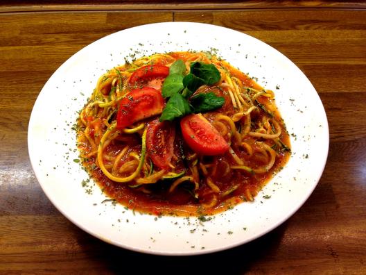 Zucchini radise nudler med mango tomatsauce