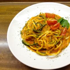 Zucchini "pasta" med mango - orange - sauce
