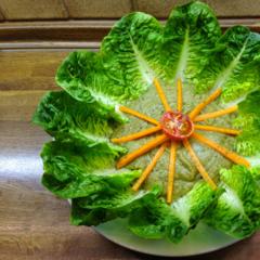 Kiwi - date - creme on baby - lettuce