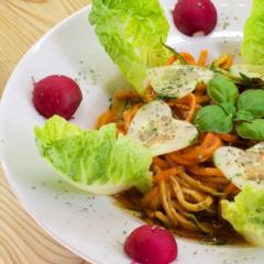 Zucchini - gulerod - nudler med peber og basilikum