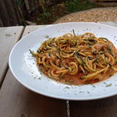 Zucchini spaghetti med en sauce af gul peber, tomater, citron og avocado. Smager himmelsk! ❤