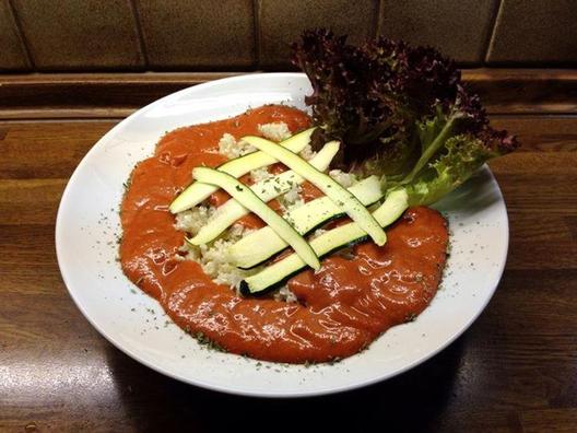 Dette er en mærkelig form for kunst. Blomkål "ris" med zucchini striber og salat på en creme af kiwifrugter, nektariner, rød sød peber, lidt af kokos kød og en lille smule af ingefær. Sød og krydret. Jeg kan lide.