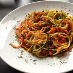 Pumpkin - zucchini "spaghetti" med en lækker gul peber, avocado, citron, fennikel, basilikum sovs