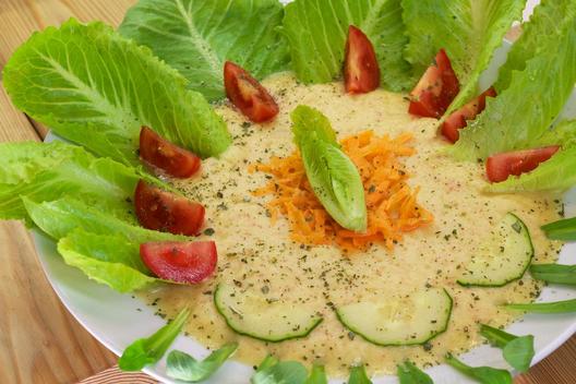 Ananas - æble - suppe med gulerødder på romaine salat