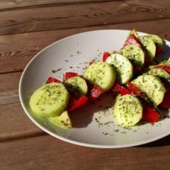 Agurk, tomat og avocado skiver med lidt citronsaft og nogle italienske urter