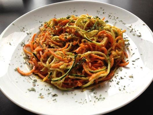 Pumpkin - zucchini "spaghetti" med en lækker gul peber, avocado, citron, fennikel, basilikum sovs
