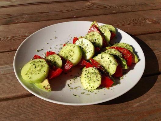 Agurk, tomat og avocado skiver med lidt citronsaft og nogle italienske urter