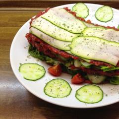 Zucchini - agurk - "lasagne" med Kaki - roer - sauce