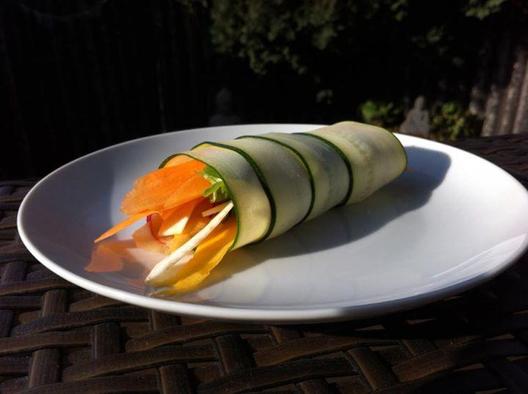 Zucchini, vårsalat, radise, knoldselleri, gulerod forårsrulle