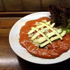 Dette er en mærkelig form for kunst. Blomkål "ris" med zucchini striber og salat på en creme af kiwifrugter, nektariner, rød sød peber, lidt af kokos kød og en lille smule af ingefær. Sød og krydret. Jeg kan lide.