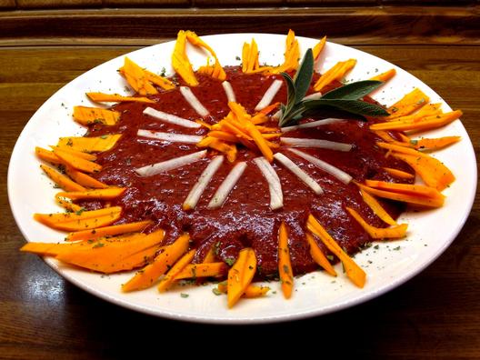 Zucchini radise nudler med mango tomatsauce