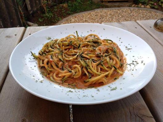 Zucchini spaghetti med en sauce af gul peber, tomater, citron og avocado. Smager himmelsk! ❤