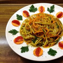 Zucchini - gulerod - "pasta" med mango - persille - sovs