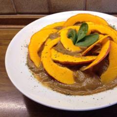 Dette er en mærkelig form for kunst. Blomkål "ris" med zucchini striber og salat på en creme af kiwifrugter, nektariner, rød sød peber, lidt af kokos kød og en lille smule af ingefær. Sød og krydret. Jeg kan lide.