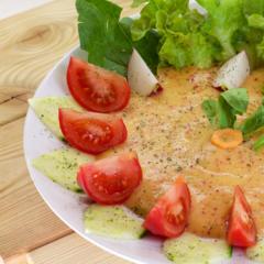 Ananas - blomme - mango - creme på krøllet salat