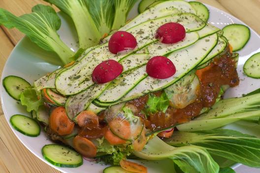 Banana - persille - peber - "lasagne" på bok choy