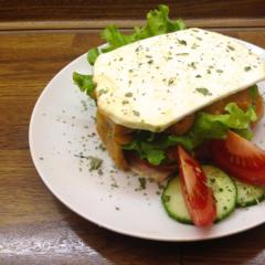 Knoldselleri - sandwich med grøntsager og persimmon - sauce