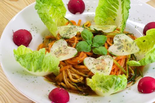 Zucchini - gulerod - nudler med peber og basilikum