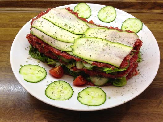 Zucchini - agurk - "lasagne" med Kaki - roer - sauce