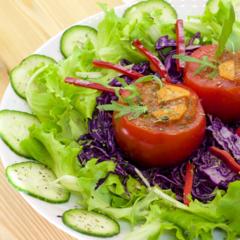 Kiwi - peberfrugter - fyldte tomater på violet kål