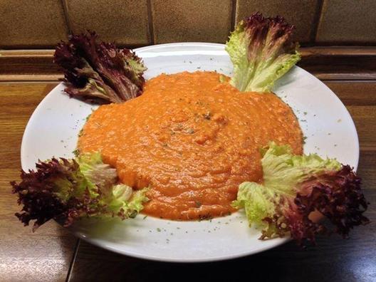 Lækker suppe lavet af nektariner, havtorn, selleri, sød rød peber og lidt af kokos kød med stykker af daikon radise og gulerødder i det. Dejlig. ❤️