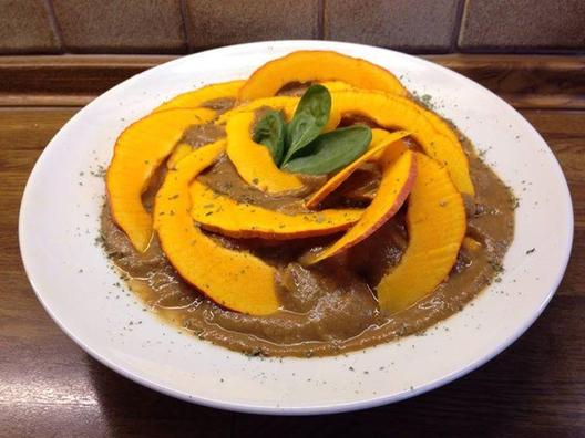 Dette er en mærkelig form for kunst. Blomkål "ris" med zucchini striber og salat på en creme af kiwifrugter, nektariner, rød sød peber, lidt af kokos kød og en lille smule af ingefær. Sød og krydret. Jeg kan lide.