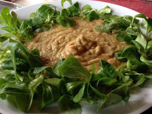 Rå veganer grøntsagssuppe med majs salat. Suppen består af ananas, æble, selleri, nogle stykker af kokos kød, lidt persille og salvie og den allermindste bit af porrer. I suppen var der revet stykker orange og gule gulerødder, pastinak og knoldselleri. Suppen var så god, jeg var overrasket mig selv.