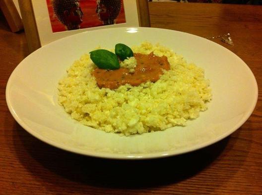 Blomkål "ris" med en lækker tomat, avocado, basilikum sauce