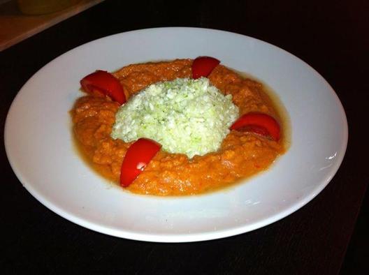 Blomkål "ris" med en tomat, gulerod, avocado, fennikel sauce
