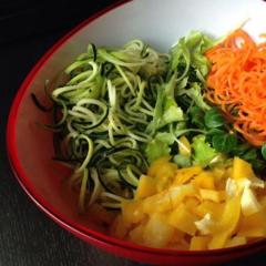 Farverige salat <3 - zucchini, gulerødder, gul peber, plukke-stand greens