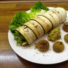 Aubergine - ruller med salat og kiwi - sauce