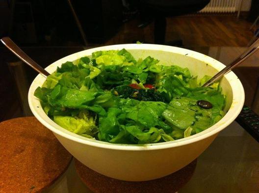 En stor, glad salat. :)