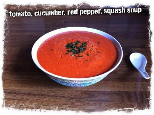 Rå tomat, agurk, rød peber, squash suppe med basilikum