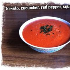 Rå tomat, agurk, rød peber, squash suppe med basilikum