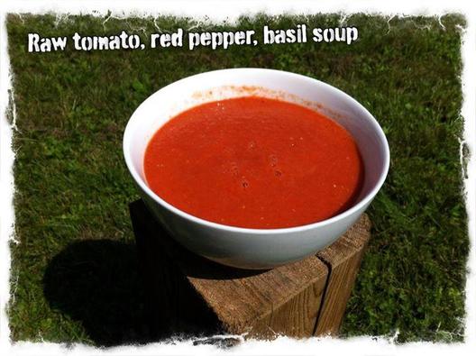 Rå tomat, rød peber, basilikum suppe <3