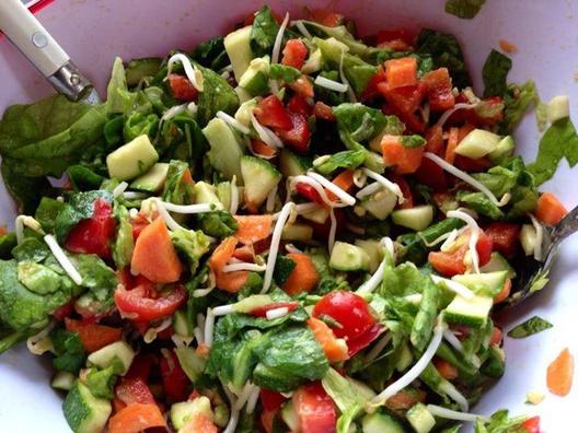 Salat af grøn salat, gulerødder, rød peber, cocktail tomater, gulerødder, spirede mung bønner, squash, avocado og citronsaft. Grødet og sprøde! Jeg elsker det! ❤