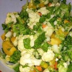 Salat med blomkål, cicorie, grøn salat, gul peber, gulerødder, avocado og citronsaft.